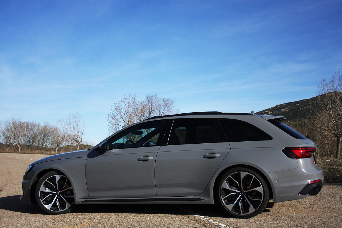 center14 Audi-rs4-avant-lateral
