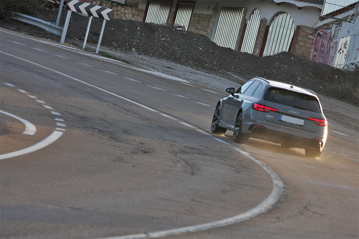 center4 audi-rs4-avant-trasera-curva-blog