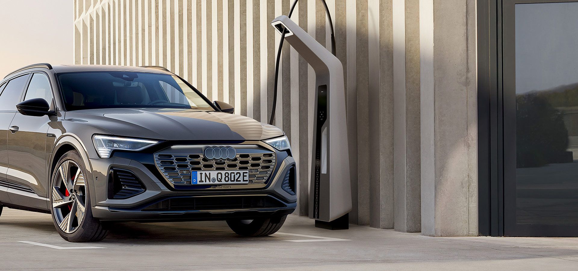 Audi-Q8-etron-carga-fuera-de-casa